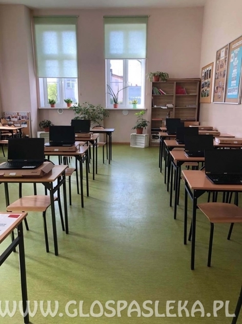 Zespół Szkół w Pasłęku przekazuje laptopy do zdalnej nauki