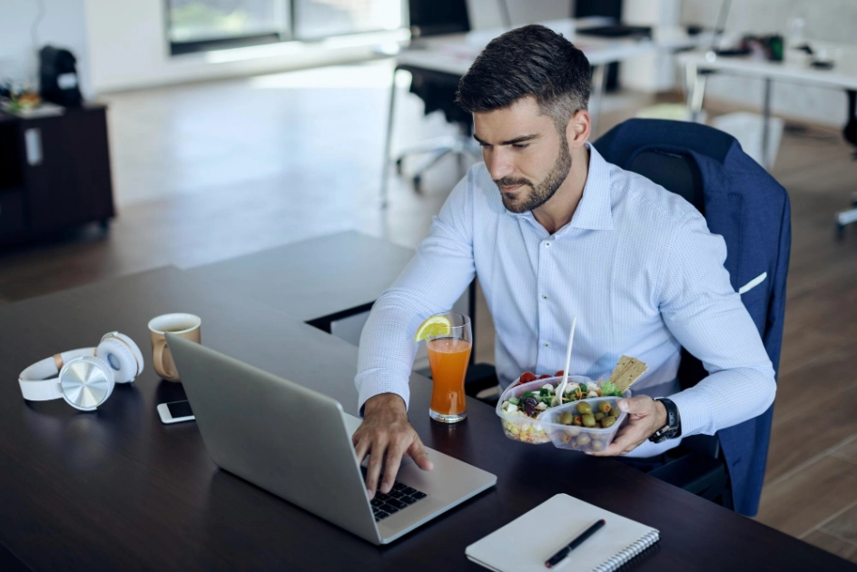 Zdrowe jedzenie w pracy — co warto zaproponować szefowi