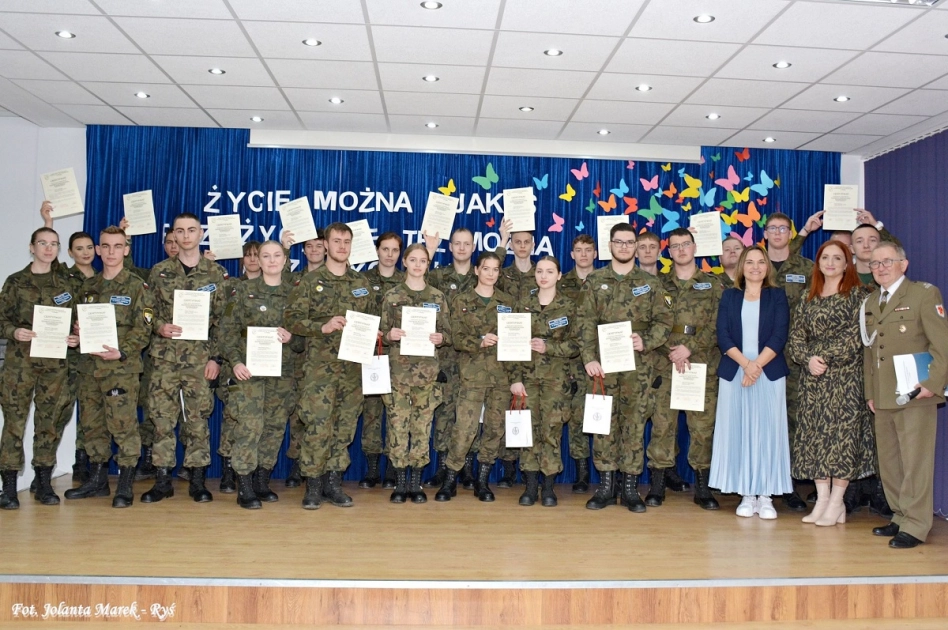 Certyfikaty dla kadetów ZSEiT - zakończenie szkolenia wojskowego