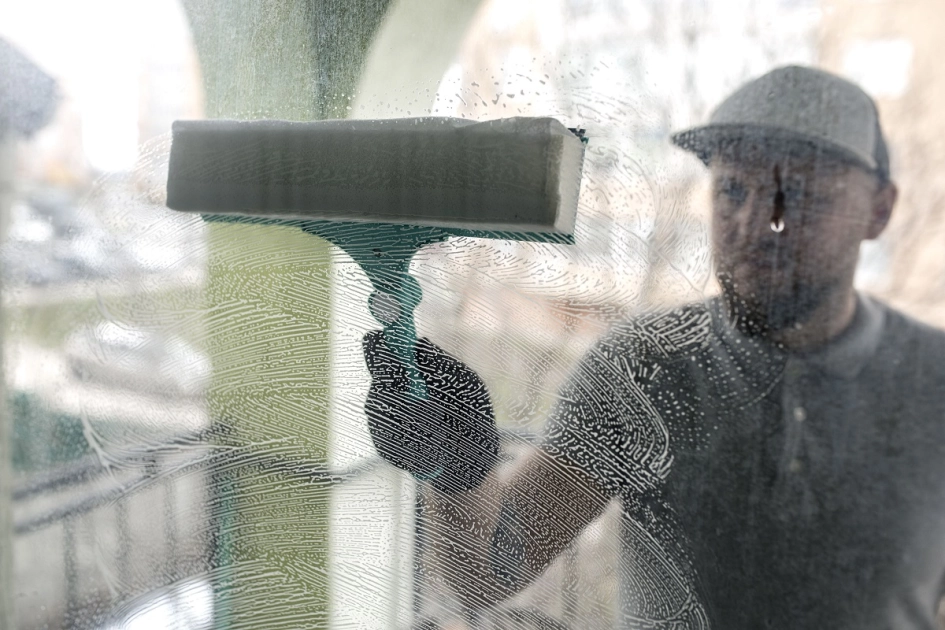 Mycie okien na wysokości: jak to zrobić bezpiecznie?