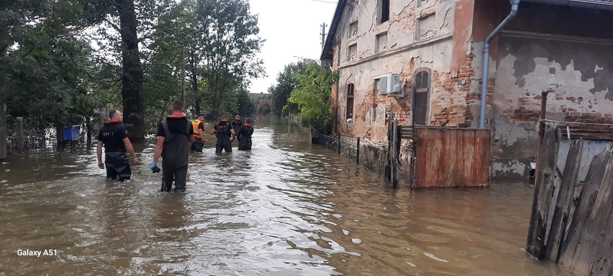 Strażacy z JRG Pasłęk pomagają w usuwaniu skutków powodzi