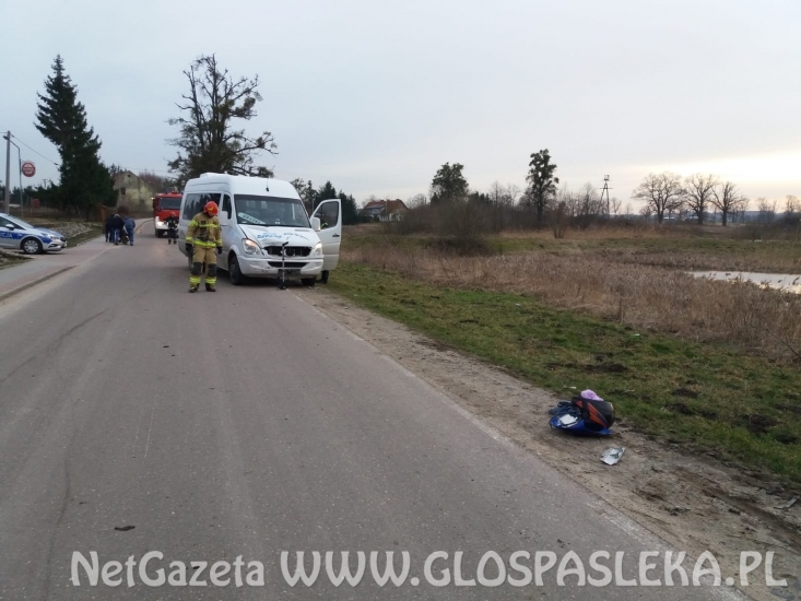 Motorowerzysta wjechał pod autobus