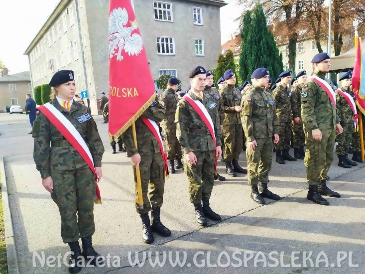 Sztandar ZSEiT salutuje sztandarowi pułku